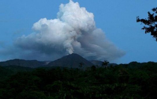 Se reporta leve caída de ceniza volcánica en zonas de Sucumbíos