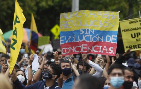 ¿Un peligro para la sociedad? El encarcelamiento de 10 jóvenes de la ‘primera línea’ de las protestas genera polémica en Colombia
