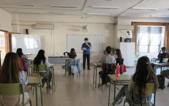 Estudiantes regresan a las aulas para tratar de acortar la brecha educativa que ha agravado la pandemia