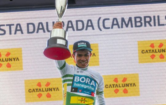 Sergio Higuita logró el primer lugar de la clasificatoria general de la Vuelta a Cataluña.