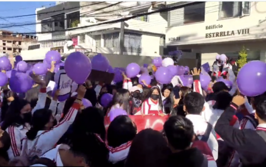 Estudiantes marcharon en apoyo a la adolescente que denunció abuso sexual.