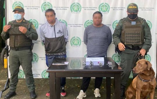 Aprehenden a dos ecuatorianos en Colombia; son acusados de proveer armas y municiones a disidencias de las FARC.