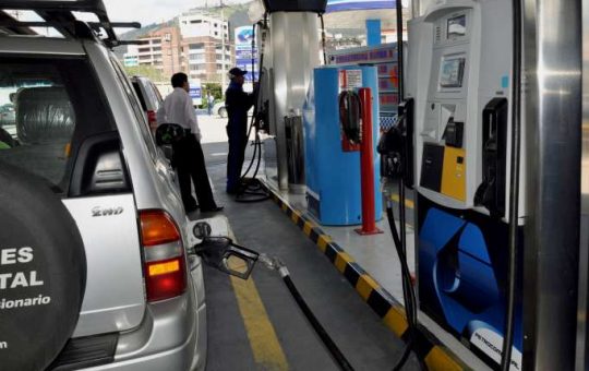 Estaciones de servicio evalúan dejar de vender la gasolina súper.