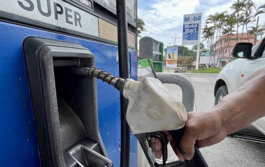 Ecuador registra un nuevo incremento de la gasolina súper y alcanza el precio más alto de su historia.