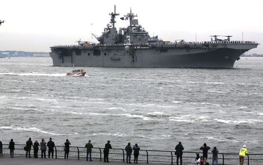 Un buque de asalto anfibio de la Marina de EE.UU. llega a Noruega para participar en ejercicios de la OTAN.