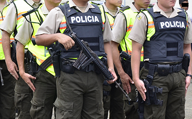 Dos policías en servicio activo son investigados por su participación en supuesta captadora ilegal de dinero.