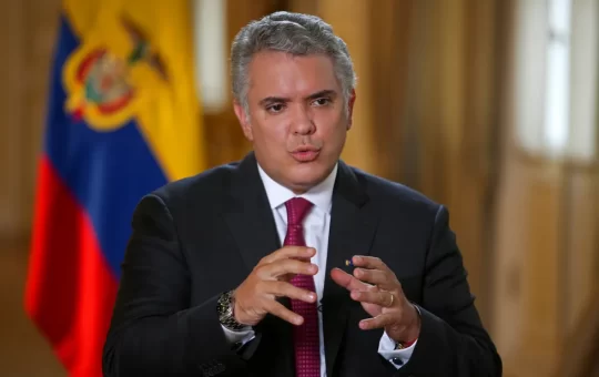 Colombia eliminará el uso obligatorio de mascarillas en espacios cerrados.