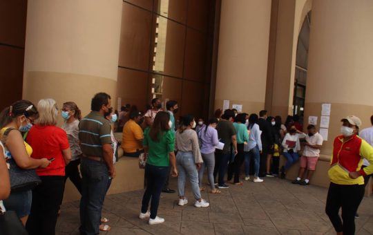 Larga espera y confusión persisten en filas en exteriores de Registro Civil para emisión de pasaporte y cédula; usuarios esperan agilidad tras declaratoria de emergencia.