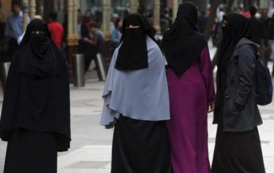 Ministros de Exteriores del G7 condenan imposición de burka a mujeres afganas.