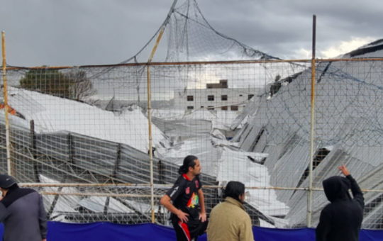 Un fallecido y tres heridos por colapso de estructura por lluvia en Quito.