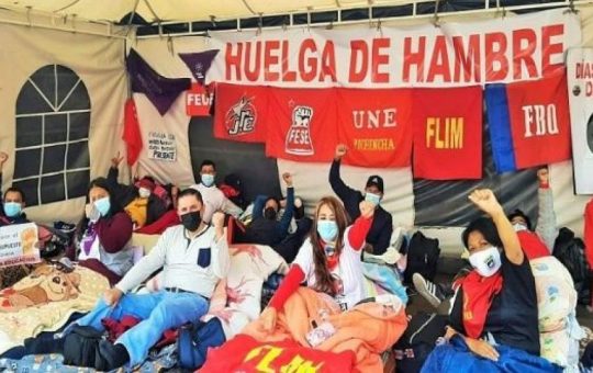 Docentes ecuatorianos iniciaron una huelga de hambre por tiempo indeterminado.