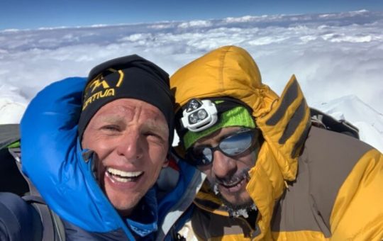 Karl Egloff y Nicolás Miranda se plantaron en la cima del Makalu con nuevo récord mundial de ascenso.￼