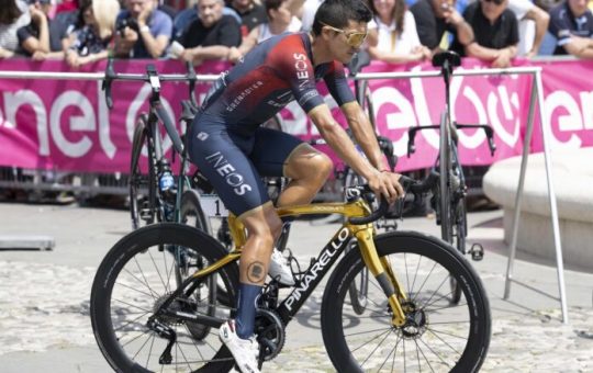Carapaz asciende al segundo lugar del Giro tras bonificar en un sprint