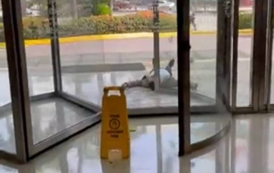 Hombre fue asesinado en la puerta de ingreso a hotel del norte de Guayaquil.