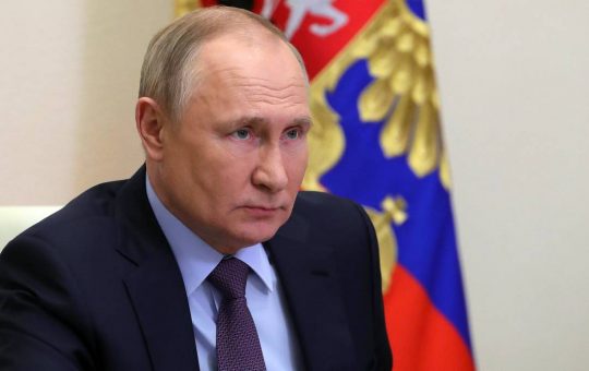 Putin reitera que Rusia está dispuesta a facilitar salida civiles de Azovstal.