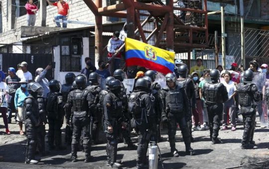 Más de 20 manifestantes detenidos y 7 policías retenidos en protestas Ecuador