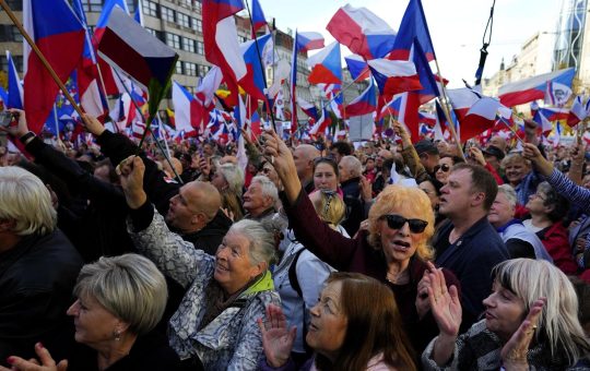 Protestan en Praga por crisis energética y envío de armas a Ucrania