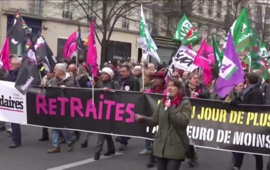 Cuarto día de protestas multitudinarias en Francia contra el cambio en edad de jubilación