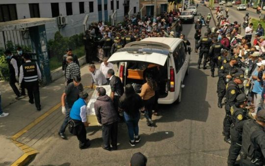 Los cuerpos de 27 trabajadores fallecidos en mina del sur de Perú son recuperados