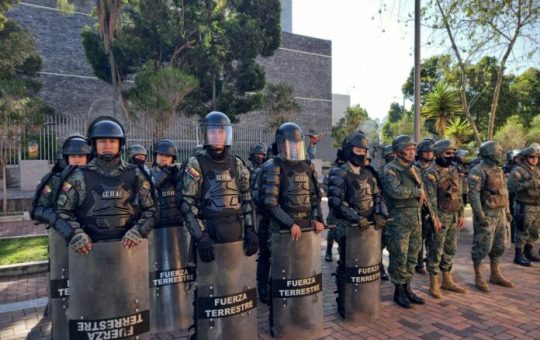 Tras «muerte cruzada» Decenas de militares y policías cercan la Asamblea Nacional