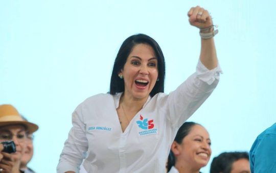 La candidata del correísmo Luisa González, que busca ser la primera presidenta electa de Ecuador