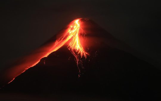 Aumenta su actividad volcán de Filipinas con terremotos leves y expulsión de lava y rocas