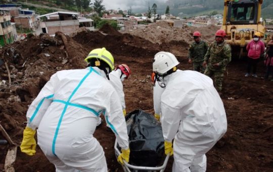 Sube a 60 los cuerpos recuperados en Alausí tras cuatro nuevos hallazgos