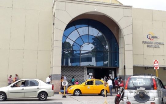 Alerta en el estacionamiento de un centro comercial de Guayaquil por presunto explosivo