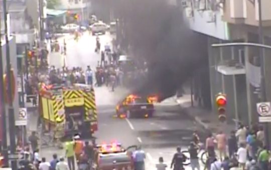 Incendio en un vehículo en el centro de Guayaquil causo alarma