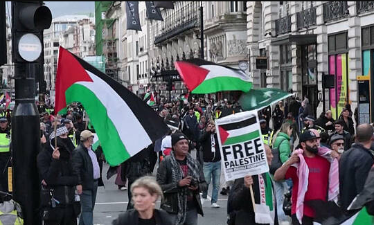Protestas en todo el mundo exigen alto al fuego inmediato en Gaza, mientras 100.000 personas se manifiestan por derechos de palestinos en Londres