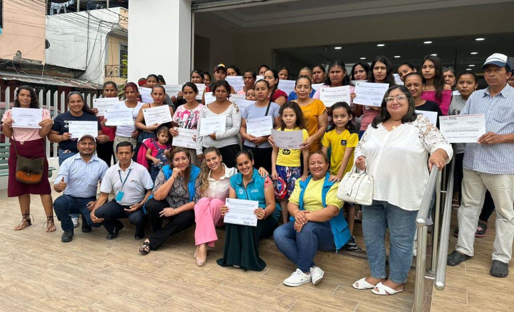 Todas las familias que culminaron este proceso recibieron un certificado de participación por parte del MIES.