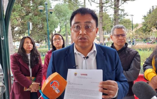 UNE exige declarar en emergencia la educación en Ecuador