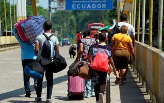 Ecuador planteará a Colombia un «corredor humanitario» para venezolanos expulsados de Perú