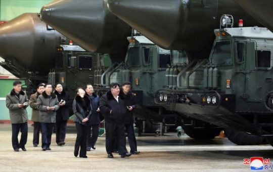 Fotos: Kim visita una importante fábrica de lanzaderas de misiles