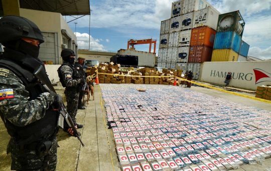 Comandos de guardacostas se enfrentan a narcos que operan como «Spiderman» en Guayaquil