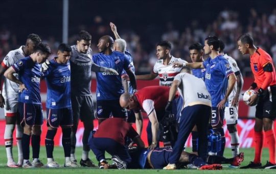 Muere futbolista uruguayo días tras desplomarse en un partido