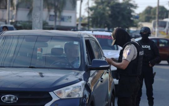 Tres policías son detenidos por su presunta implicación en un secuestro, en Guayaquil