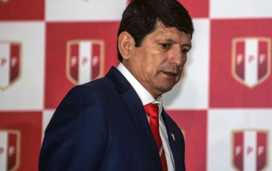 Detienen al presidente de la Federación Peruana de Fútbol por presunta red de corrupción