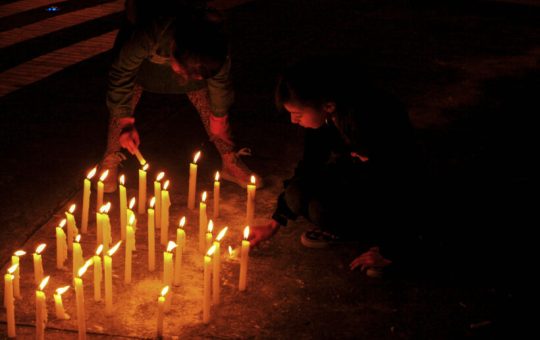 Ecuador: en medio de la oscuridad se encienden luces por la Paz y la No Violencia