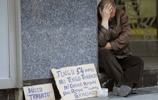 1.600 millones de mujeres y 800 de hombres fuera de la fuerza laboral