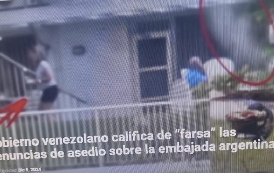 Gobierno venezolano califica de “farsa” las denuncias de asedio sobre la embajada argentina