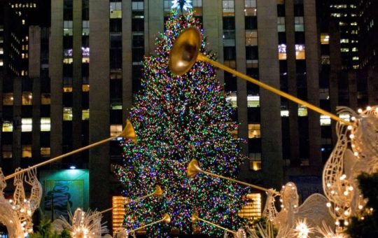 Más de 50 mil luces iluminaron el árbol de navidad en Nueva York