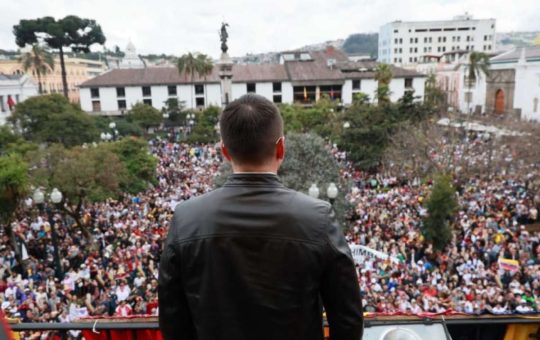 Daniel Noboa llama a defender la democracia desde la Plaza de la Independencia