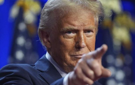 Trump impulsa autodeportación con incentivos económicos y vuelos gratuitos para migrantes irregulares