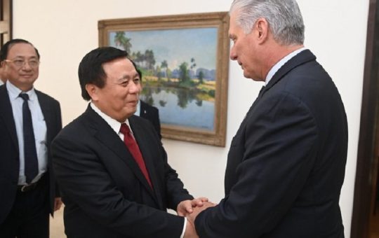 Intercambia presidente de Cuba con empresarios de Vietnam
