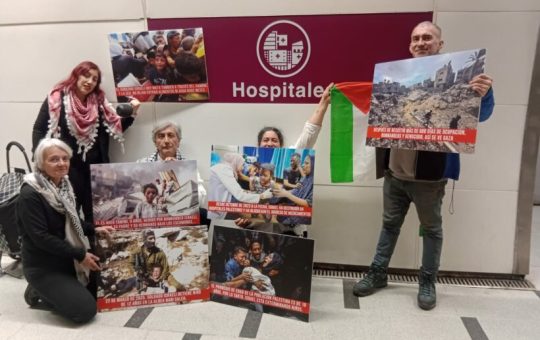 Acción contra el genocidio palestino en el Metro (tren subterráneo) de Santiago de Chile