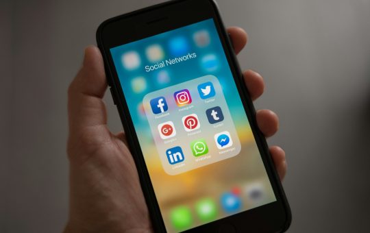 Las redes sociales forman parte de la rutina diaria del 97 % de los ecuatorianos de 15 años en adelante