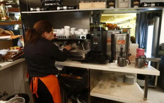 El ‘boom’ laboral de extranjeros habla español: la mitad del empleo migrante creado desde la pandemia es de latinoamericanos