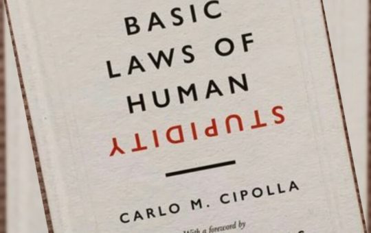 La estupidez como amenaza política y sistémica: de Cipolla a Kast