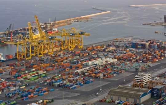 El acero de la empresa Sidenor con destino a Israel continúa en el puerto de Barcelona